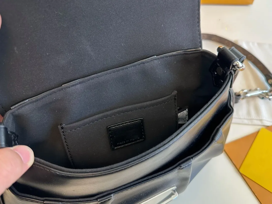 Cleo womens messenger bag hotsell