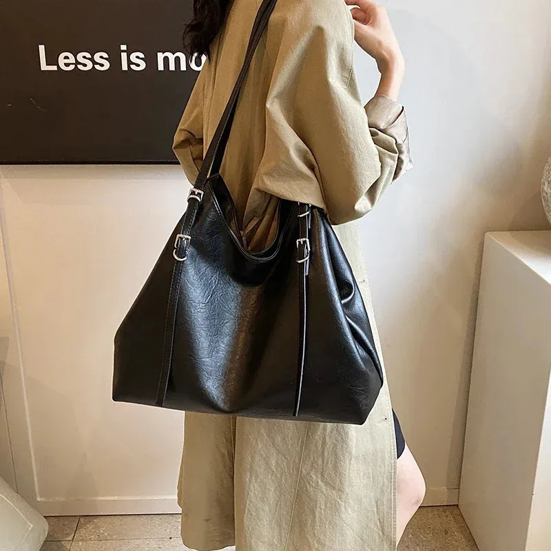 Women\'s bag Walker Leather Shoulder Bag | Rustic Tan. | Vintage Women main image 4