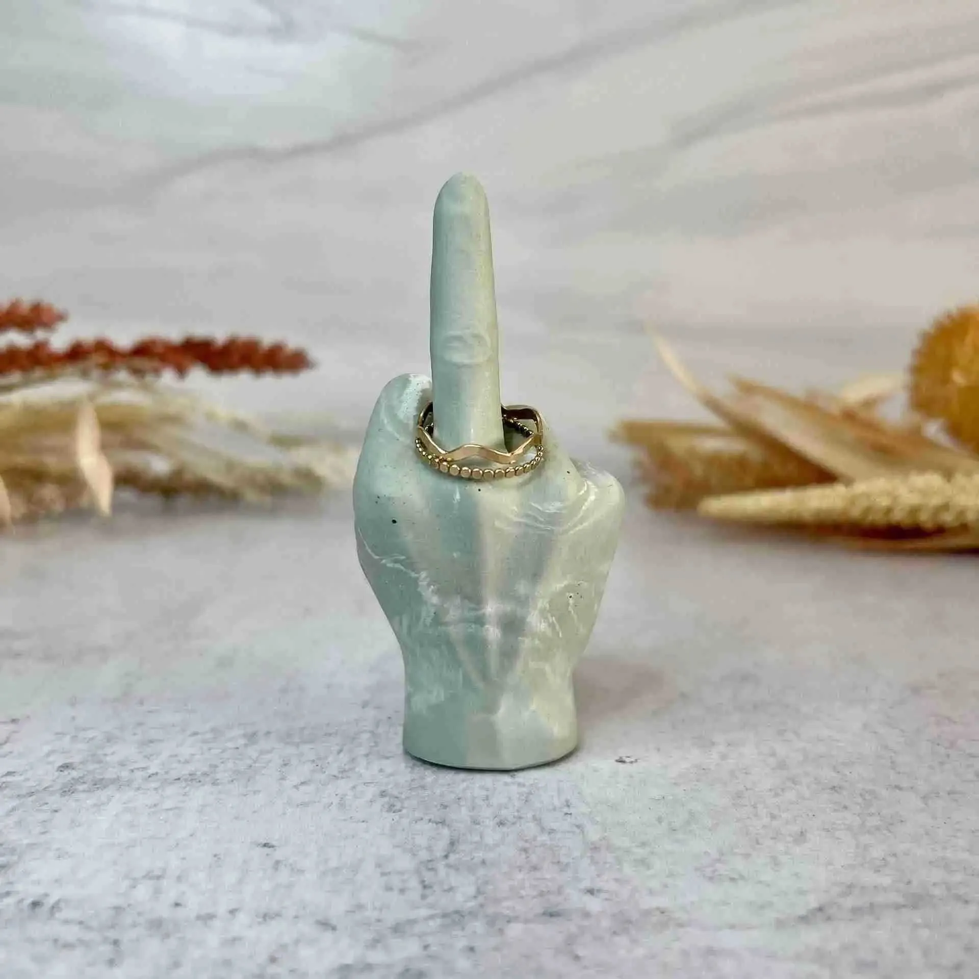 Middle finger ring holder clearance