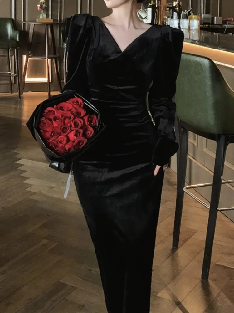Vintage Black Velvet Midi Dress for Women - Elegant Autumn Evening Party and Birthday women's clothing online, Ultra-Thin and Long-Sleeved (240923)