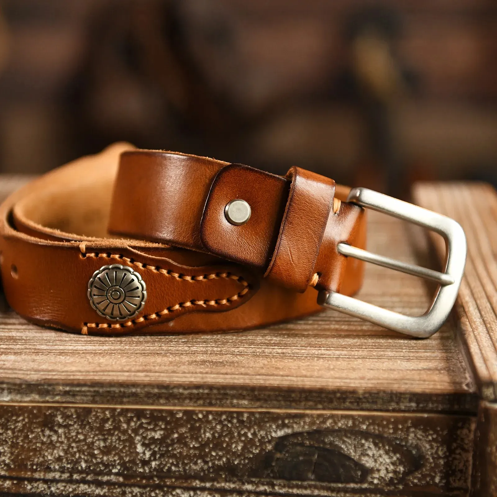 Western Cowhide Genuine Leather Unique Triple Prong Brown Belt Heavy Patina VTG Western Tooled Cowhide Leather Belt with Removable Horseshoe  main image 4