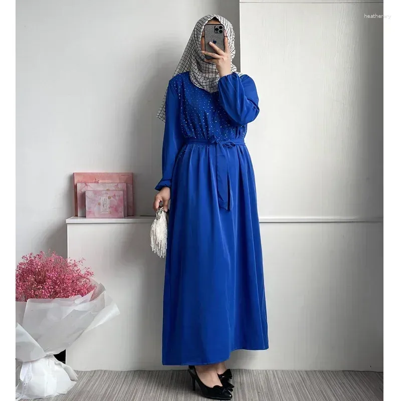 Abbigliamento etnico Malesia Donna con lacci Abaya Abito turco elegante tempestato di diamanti Abiti lunghi musulmani Dubai Abito islamico elegante e sottile