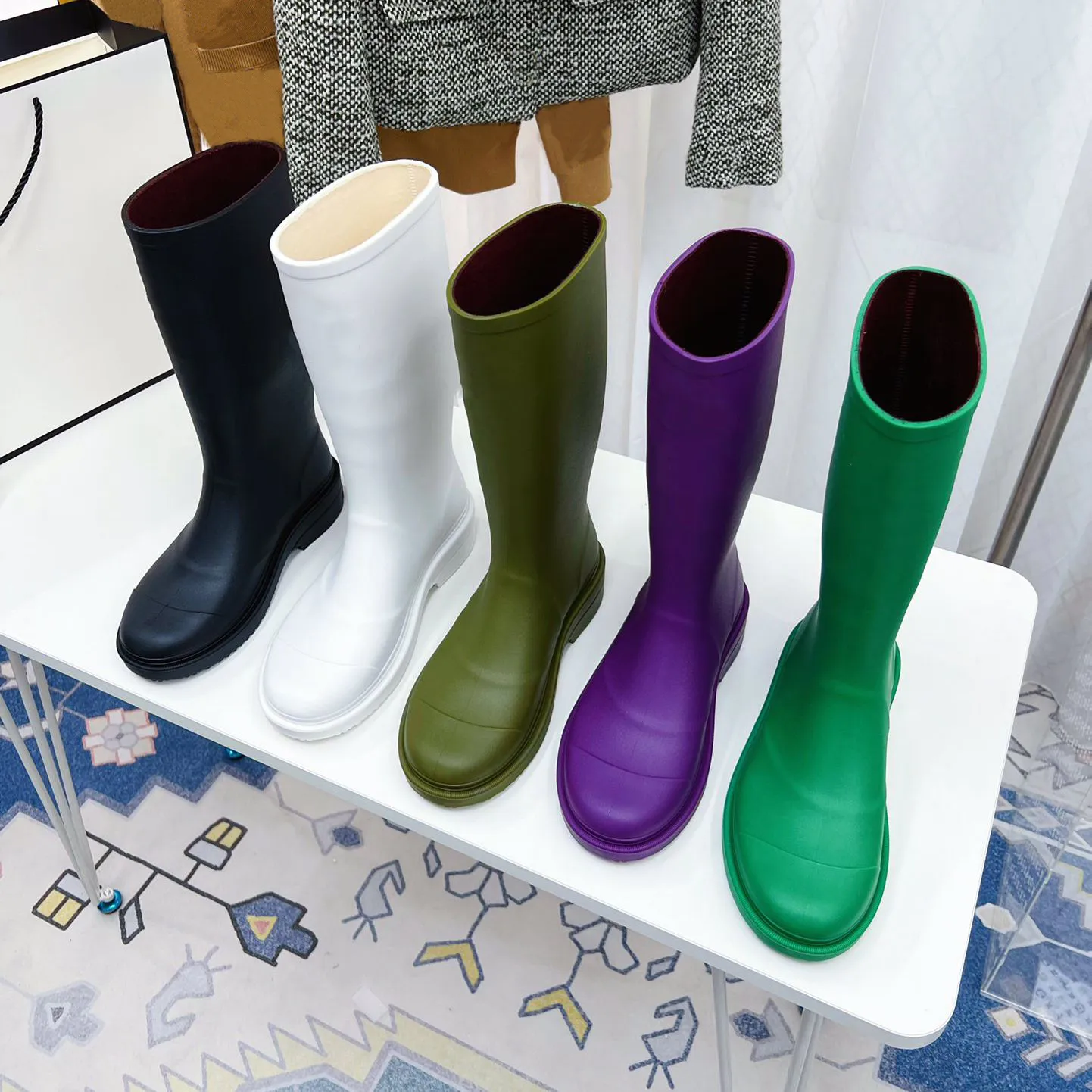 2024 NOVAS Mulheres Designer Bota Botas Chuva Borracha Inverno Rainboots Plataforma Ankle Slip-On Metade Rosa Preto Verde Focalista Ao Ar Livre Luxo Croc Tamanho 35-45 com caixa