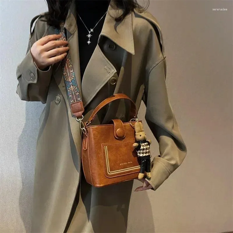 Torby wieczorowe vintage prosta mała skórzana torba na wiadro dla kobiet 2024 Projektantka moda luksusowa torebka z czarnym ramię