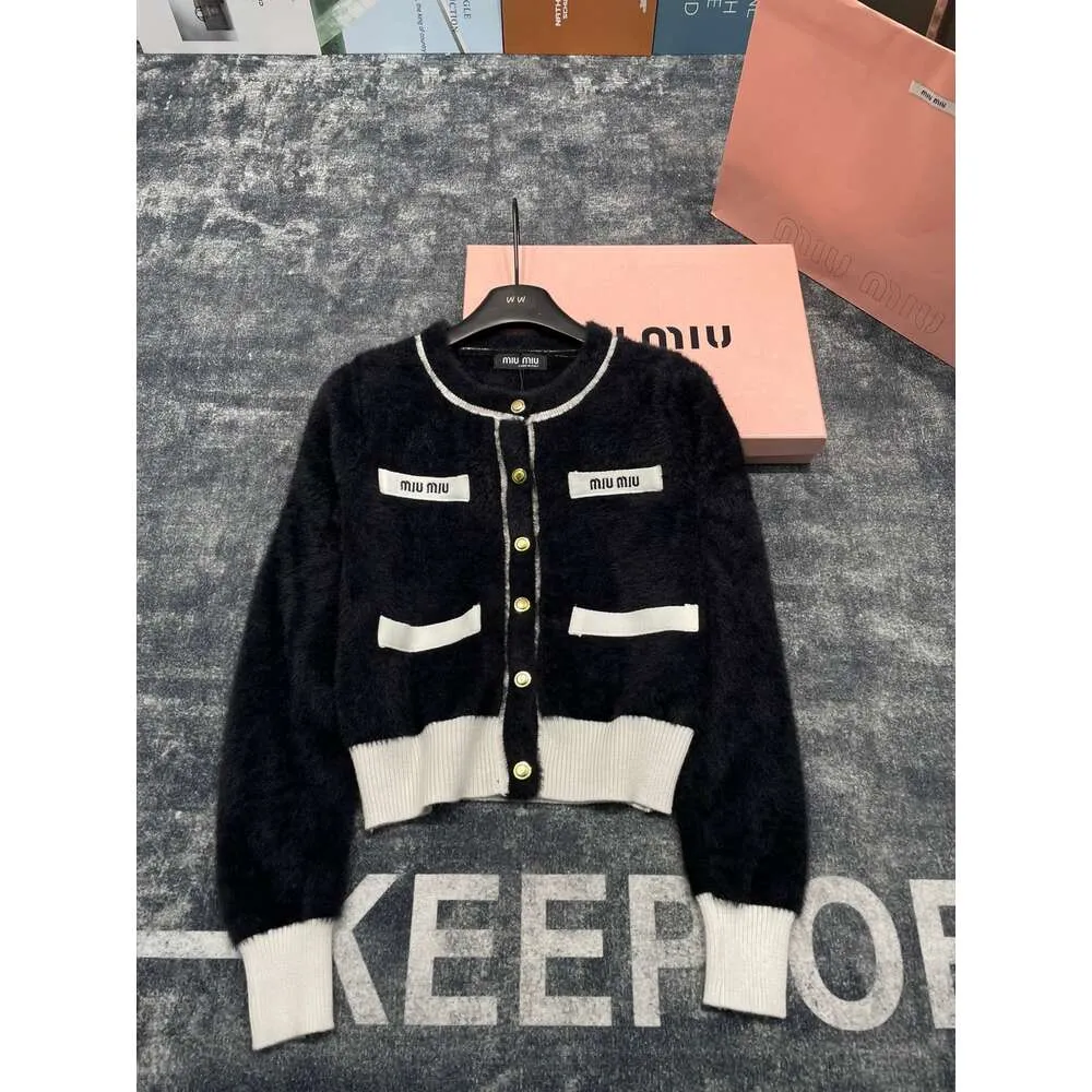 Kvinnors stickor Tees MM Hem Hem Autumn/Winter Imitation Mink Hair Tassel Pocket Decoration Sticked Top Black White Color Block -knapp