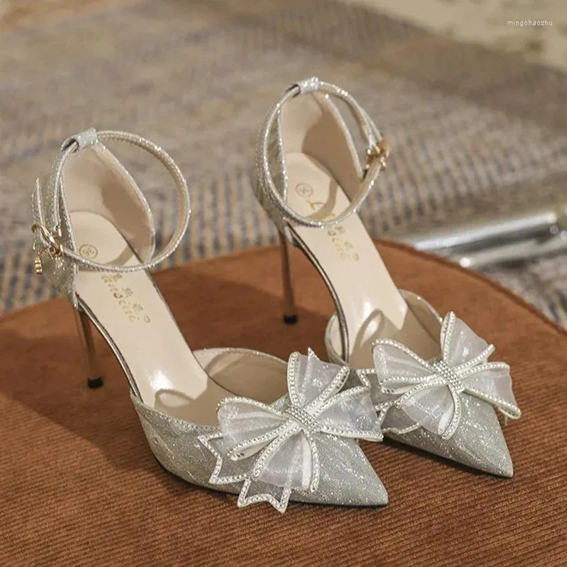 Elbise ayakkabıları zarif gümüş yüksek topuklu pompalar kadınlar 2024 sonbahar artı boyut 42 ayak bileği kayışları parti kadın sivri uçlu bowtie düğünü