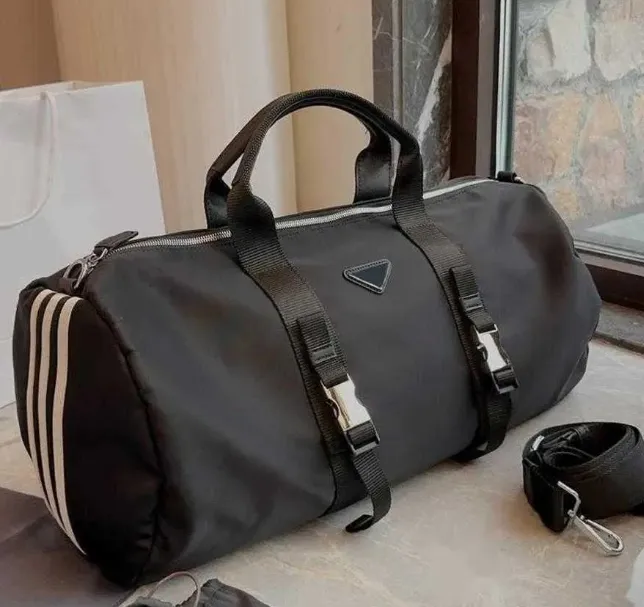 Sälj Triangle Duffle Bag Pbag Black Travel Bag Ladies Nylon Bagage Pouch Men Designer Väskor Kvinnor Designers Handväskor Fashion Classic Large Capacity Bagage