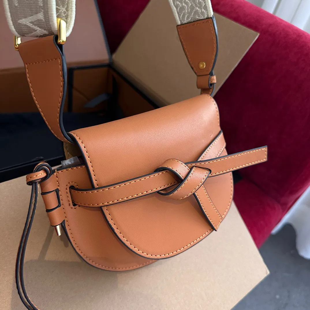 2024 Top low-key Luxury Design Women'sClassic Chain Bag Lightweight and Convenient to Carry Fashion ElegantVersatile One Shoulder Crossbody Bag