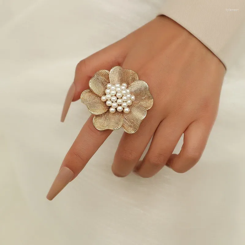 Cluster Rings Fashion Exaggeration Metal Pearl Flower Vintage Creative Design Oversized Floral Finger Ring Female Jewelry Wholesale