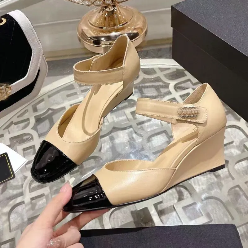 Дизайнерские женские босоножки на высоком каблуке. Летние модные кожаные тапочки на танкетке. Сексуальная обувь для вечеринок. Высококачественные дизайнерские кожаные туфли на высоком каблуке 6 см с коробкой.