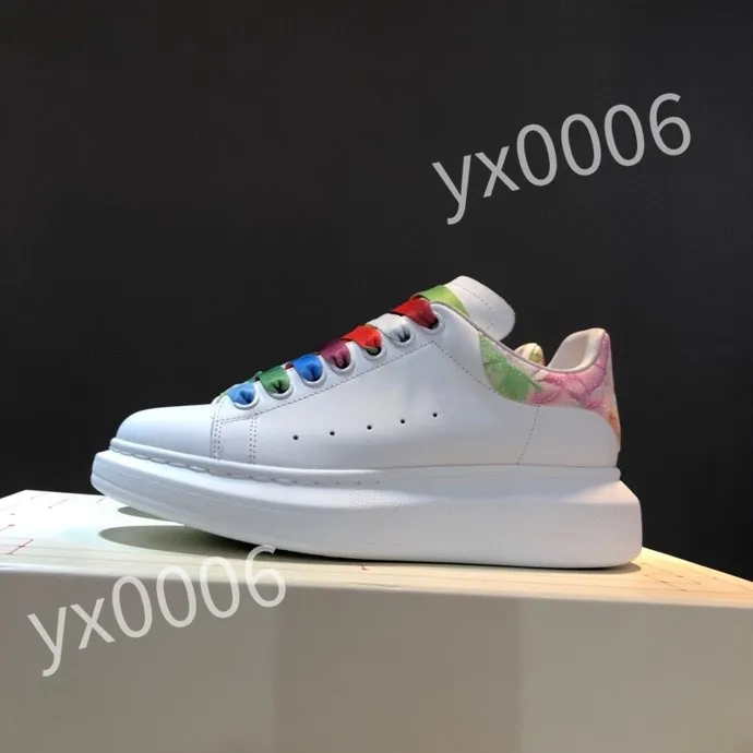 2024 Nya skor Kvinnor Sneakers Shoes Mens Classic White Unisex Fashion Couples Style Mens Luxurys Shoe Sneaker Fashion Platform Shoe YN200610