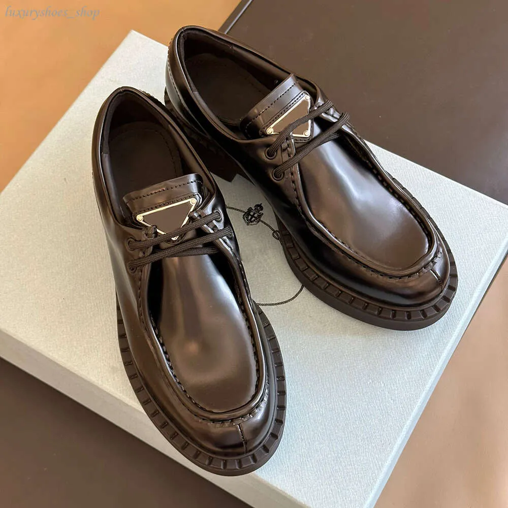 Svart patentläderplattform Loafers runda tår glid-on skor för kvinnor designers triangel låg häl plack sko luxe lounge lägenheter