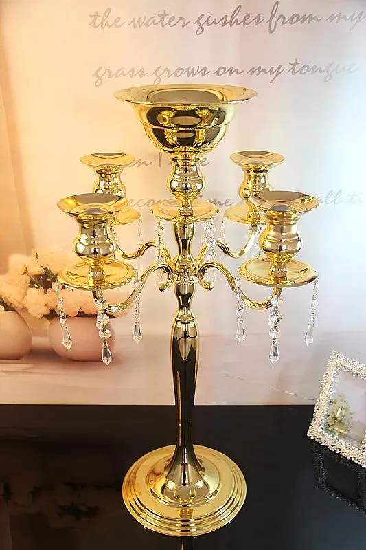 Supports H75cm * W48cm, couleur or 5 têtes candélabre en cristal, bougeoir, pièce maîtresse de mariage, bol de fleurs bougeoir avec pendentifs