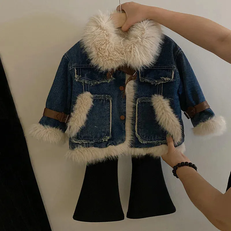 Детская одежда Куртка для малышей Зимнее пальто Верхняя одежда Плюшевое пальто-поло для девочек Плотное джинсовое пальто и бархатные брюки-клеш 231229