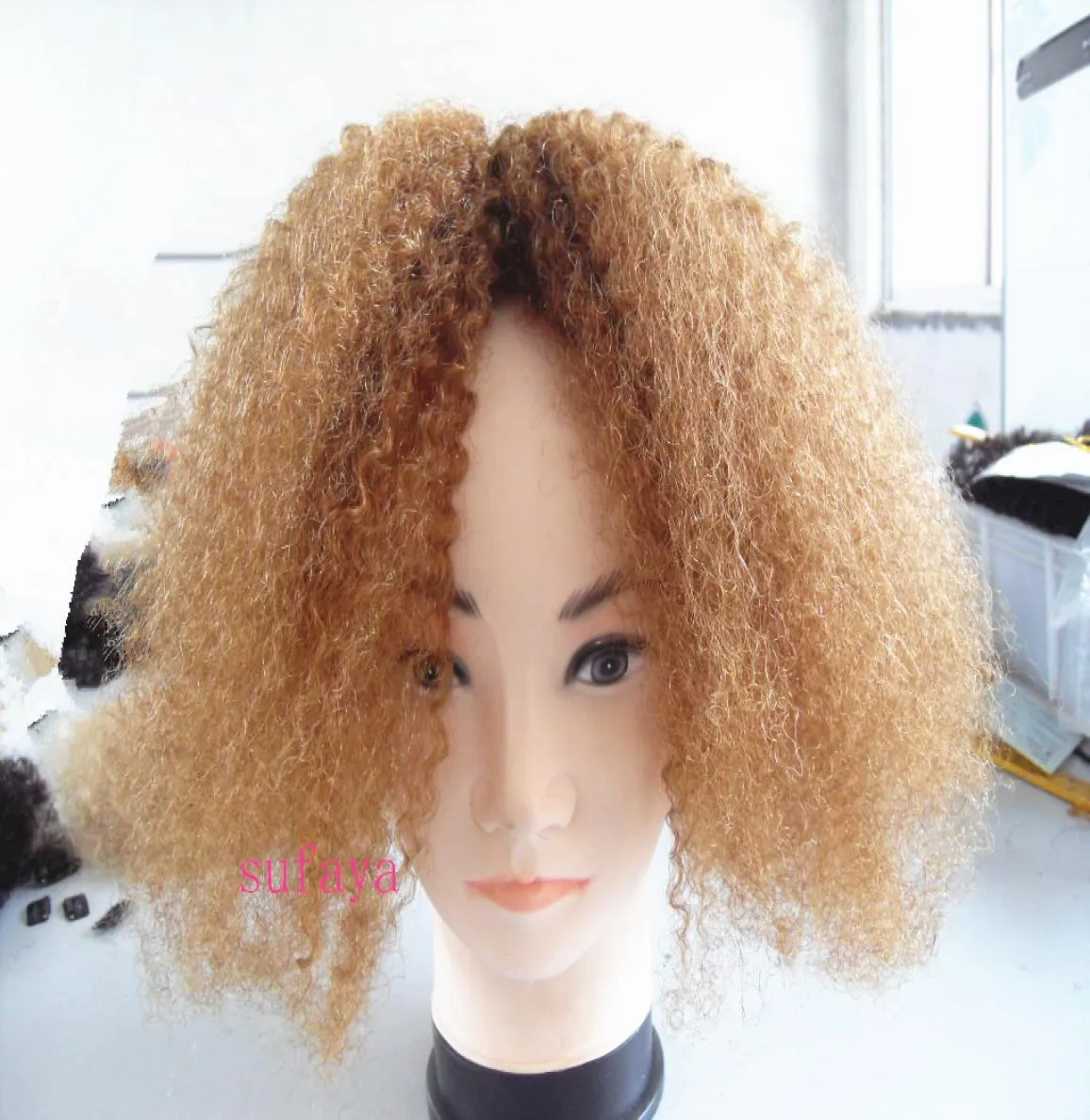 Clip de trame de cheveux bouclés crépus mongols dans les extensions de cheveux blondes bouclées non transformées 27 extensions humaines de couleur peuvent être teintes4013328