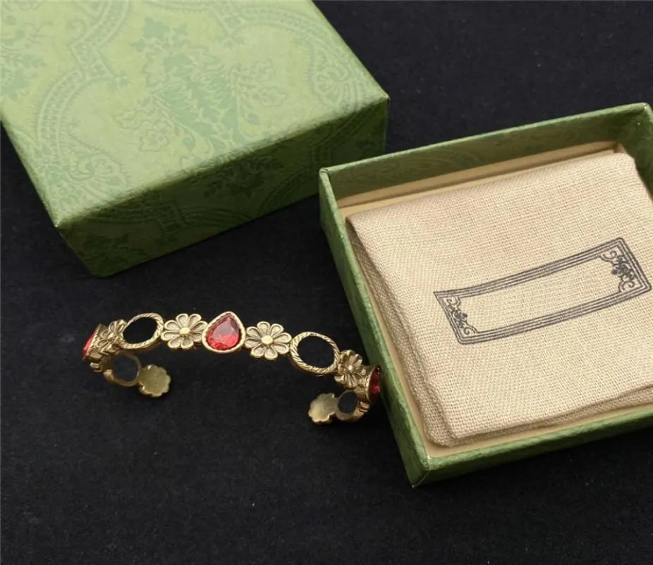 Eleganti braccialetti con fiori di rubino Bracciale aperto con doppia lettera Bracciale con lettera floreale ad incastro da donna con scatola8900388