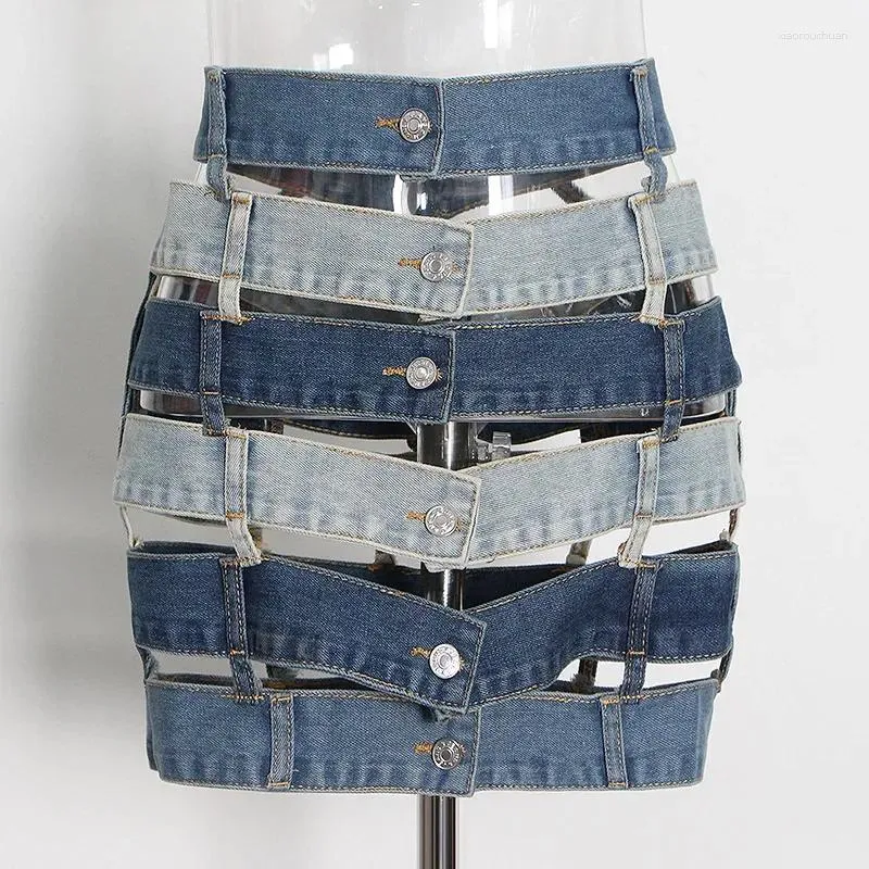 Kjolar sexiga ihåliga lapptäcken denim last kvinnor 2024 sommar modedesign asymmetrisk blå jeans mini kjol bodycon faldas