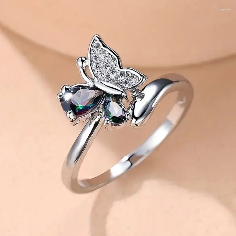 Klaster Pierścienie Huitan Silver Color Butterfly z wielobarwnymi CZ Exquaciting Finger Akcesoria dla kobiet Fancy Gift Instument Biżuteria