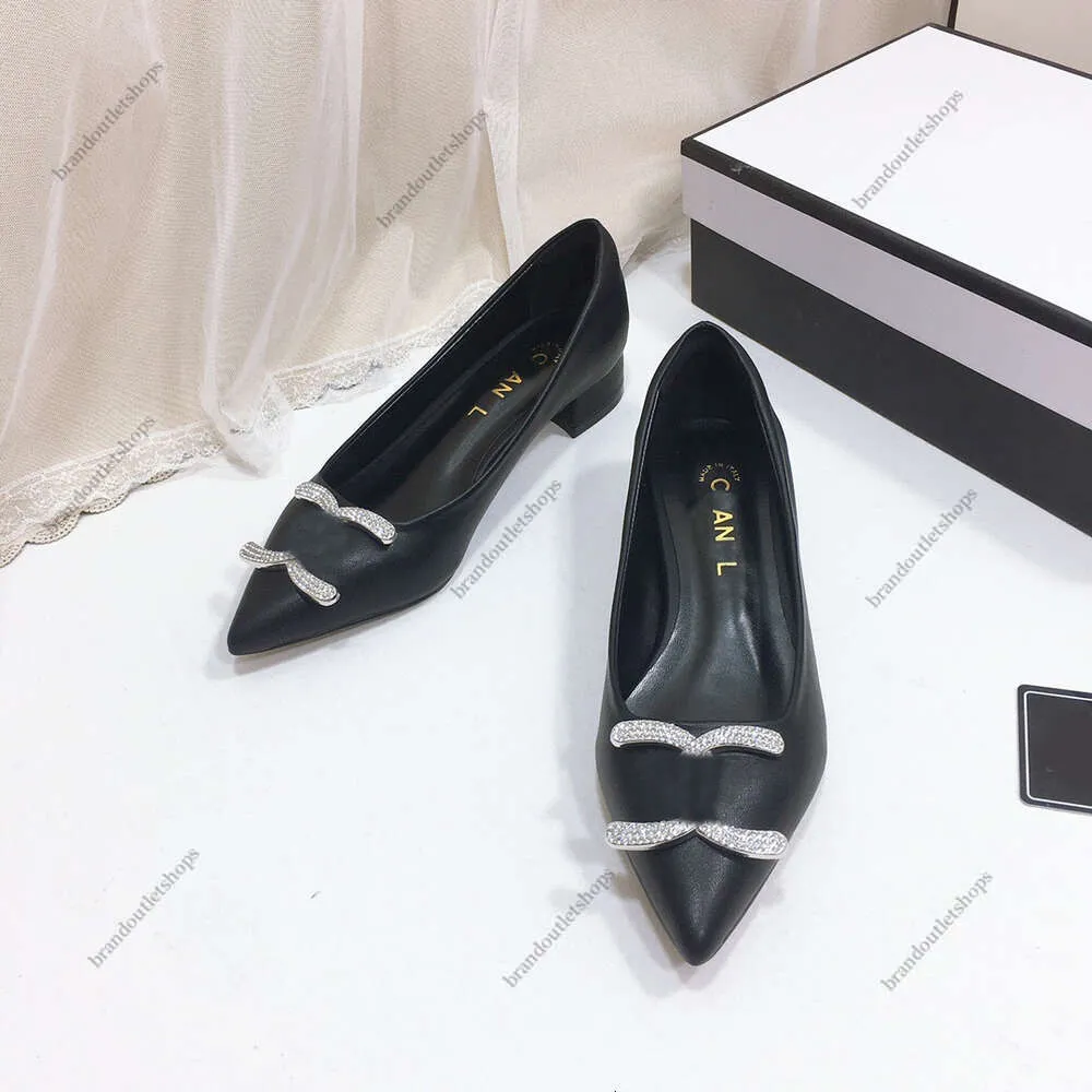 Chaussures de créateurs Paris luxe mode femmes pointues chaussures de canal formelles chaussures plates en cuir marque de lettre classique