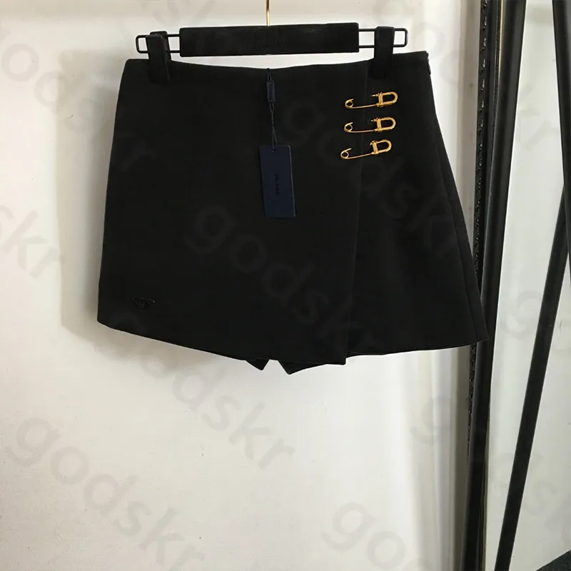 Gonna corta con perni in metallo Pantaloncini con cerniera a vita alta da donna Pantaloni corti elasticizzati a triangolo con stilista di moda