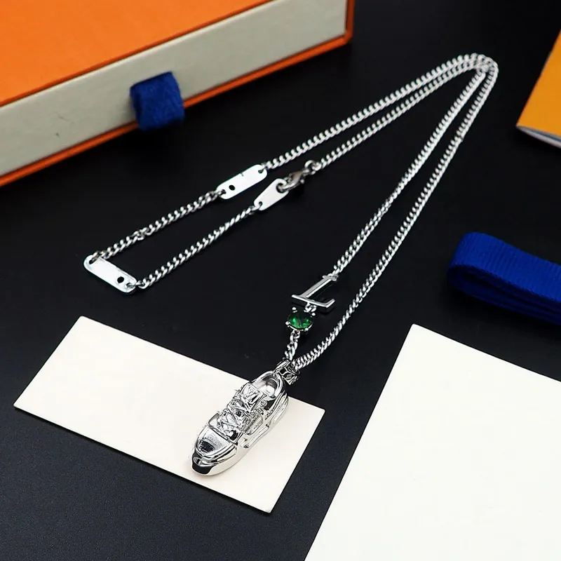 Europa Amerika Mode Stijl Trainer Strass Ketting Heren Dame Dames Zilverkleurig Metaal Gegraveerde Letter V Groene Diamant Sneaker Charm M01388