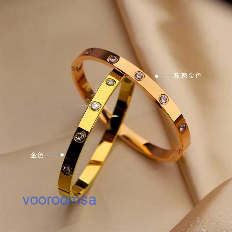 Bracelet de créateur de luxe populaire de pneus de voiture Carte polyvalente de la mode coréenne avec bracelet en diamant complet pour femme avec ouverture extrêmement simple avec boîte d'origine