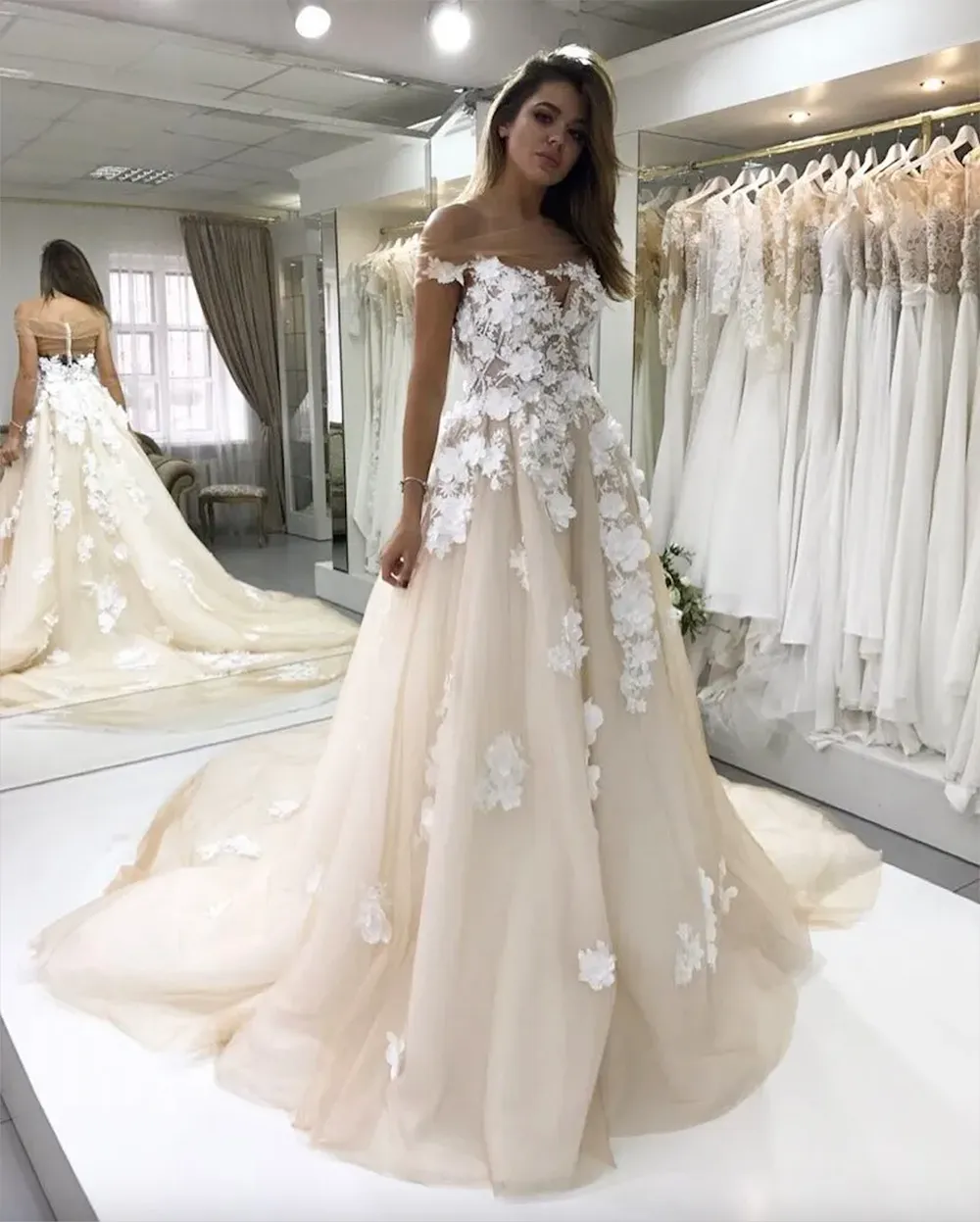 Försäljning 3D Hot Floral Appliced ​​Wedding Dresses A Line Of the Shoulder Plus Size Brudklänningar Katedralen Tulle Back Vestido de Novia