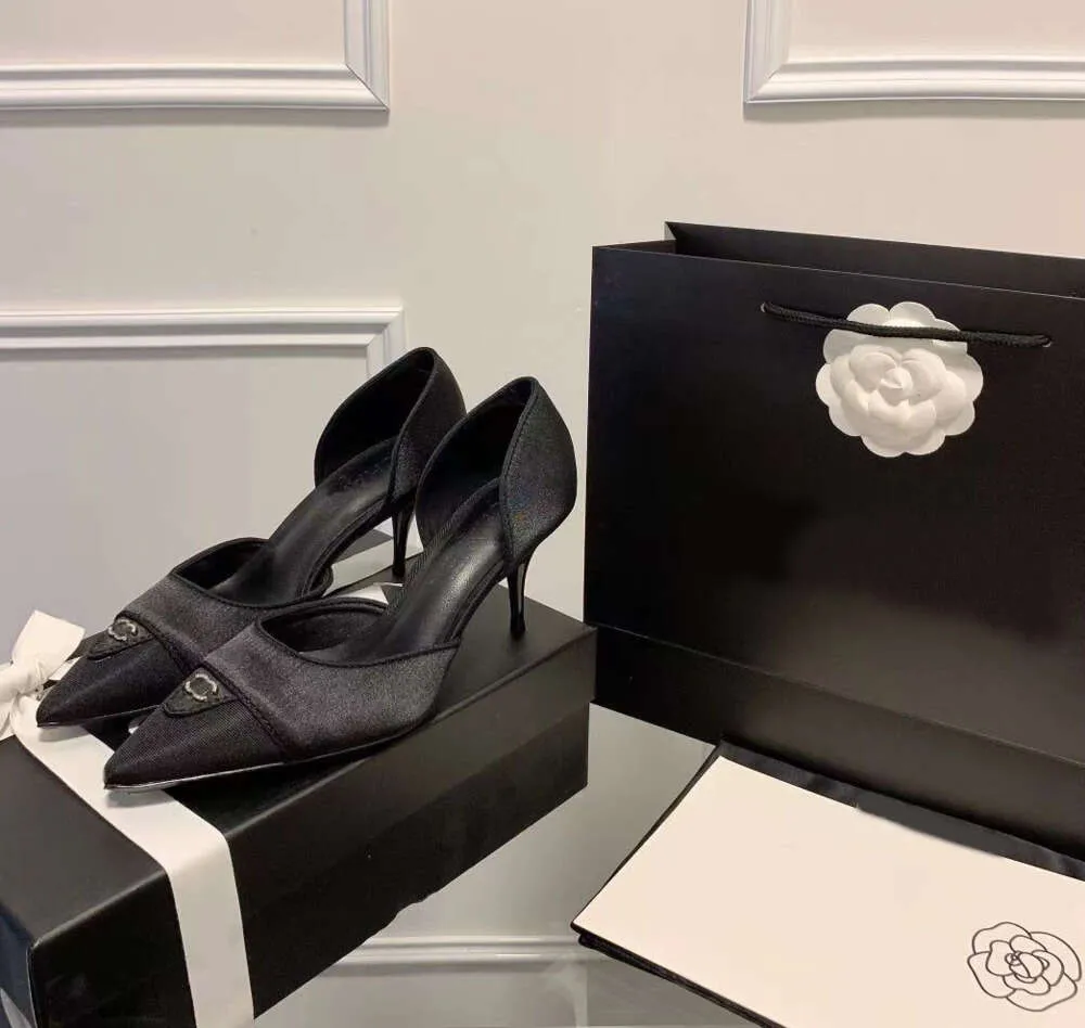 2024 nuove scarpe basse di seta in pelle cava rhinester scarpe singole a punta scarpe da donna Scarpe eleganti nere con tacco classico a forma di lettera