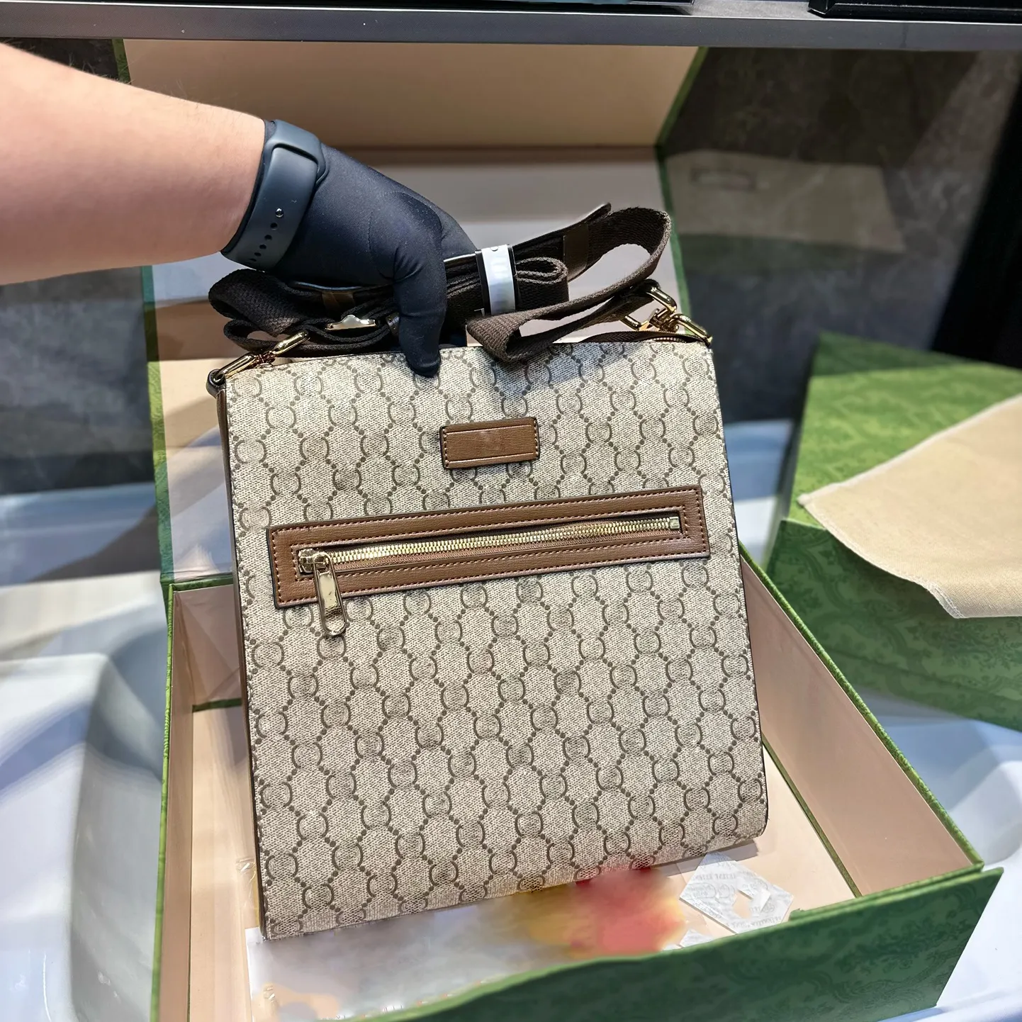 Yeni Crossbody Bag Modaya Gaziye Dikey Erkekler Çanta Sırt Çantası İş Moda Cömert Erkek Çanta Omuz Çantası