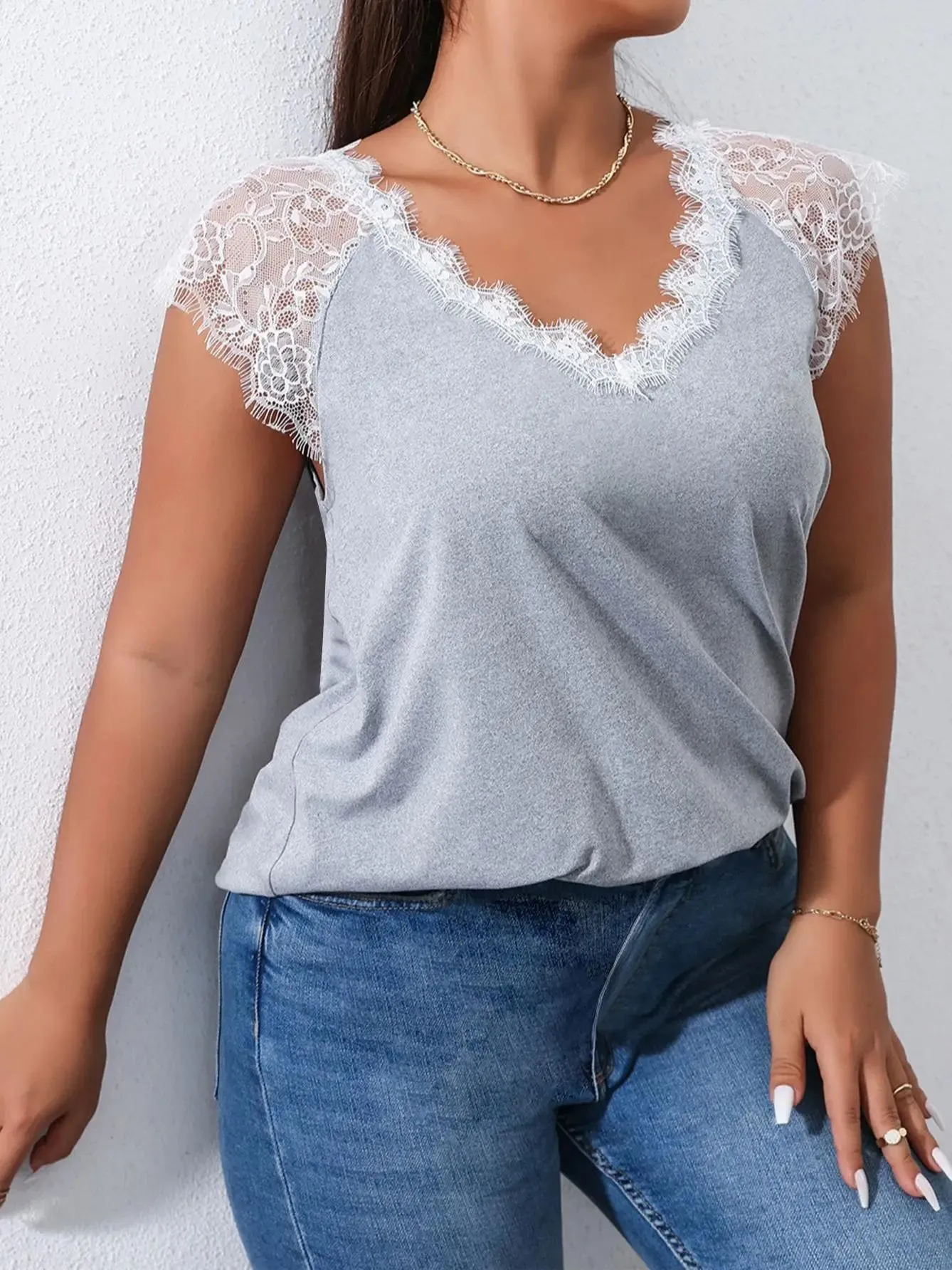 Chemises Gris Grande Taille 4xl Dentelle T-shirts Femmes Manches Courtes En Dentelle Col En V Curvy Surdimensionné Blouses 2023 D'été Décontracté Solide Femmes Hauts