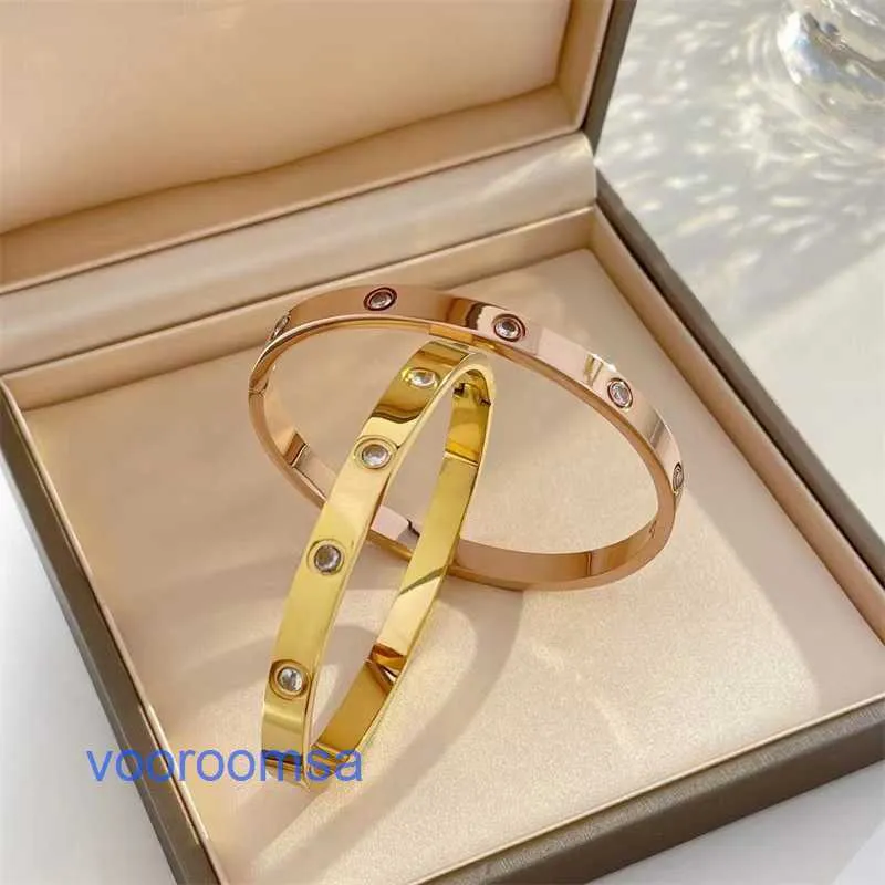 Il popolare braccialetto di design di lusso degli pneumatici per auto Bracciale alla moda in oro rosa con diamanti pieni di diamanti per uomo in acciaio inossidabile con dieci coppie di titanio da donna con scatola originale