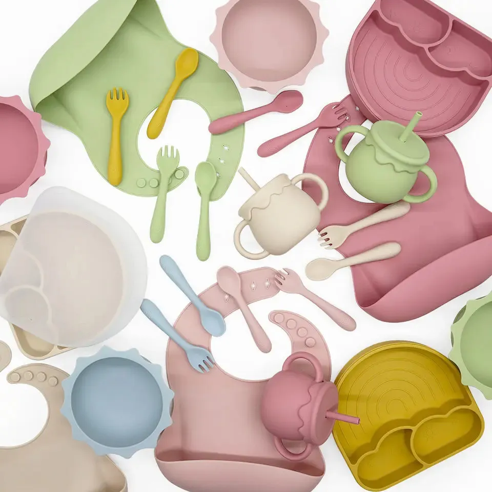 BPA gratis baby sucker silikon rätter tallrik skålhaklappar solid regnbåge bebe sked gaffel utensilios barn träning bordsartiklar baby saker 240102