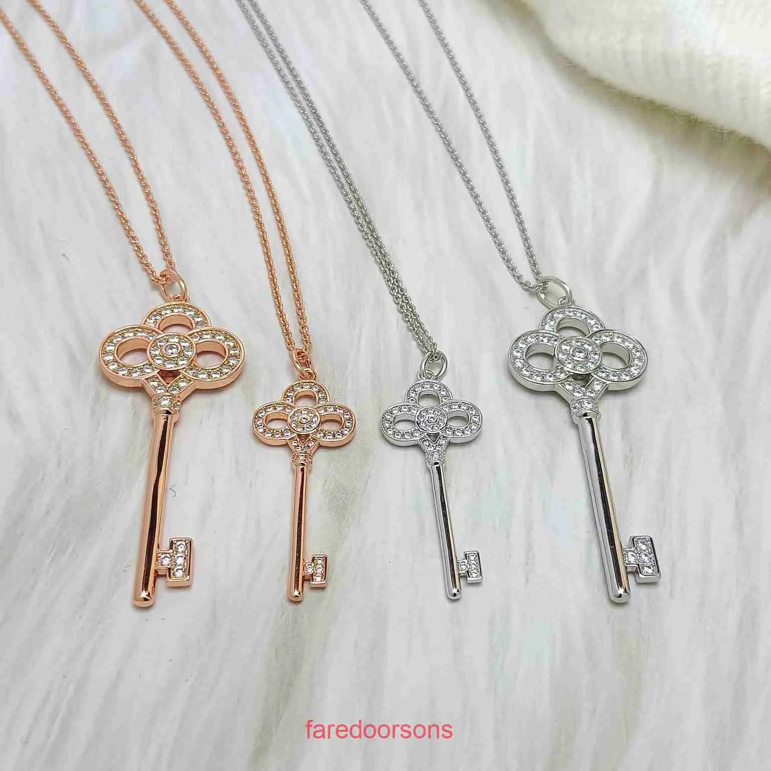 Tifannissm Pendant Necklac Best sell Birthday Christmas Gift T family thick gold high version light luxury heart crown key necklace for women