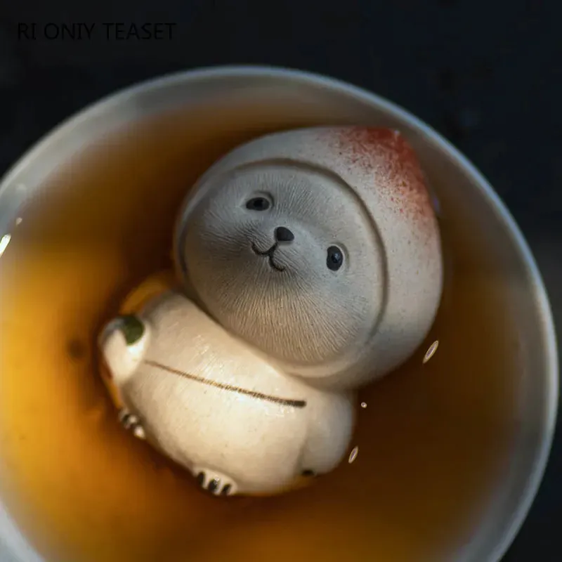 Panda Tea Pet con sombrero de melocotón, modelo de melocotón, adornos Yixing, té de arcilla púrpura, figurita de té para mascotas, artesanías, juego de té chino de la suerte 240103