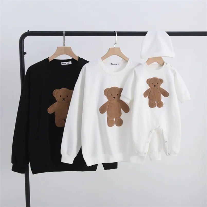 Familj matchande kläder vinter höst tröja tecknad björn fader son mamma dotter långärmad skjorta baby födelsedagskläder 240102