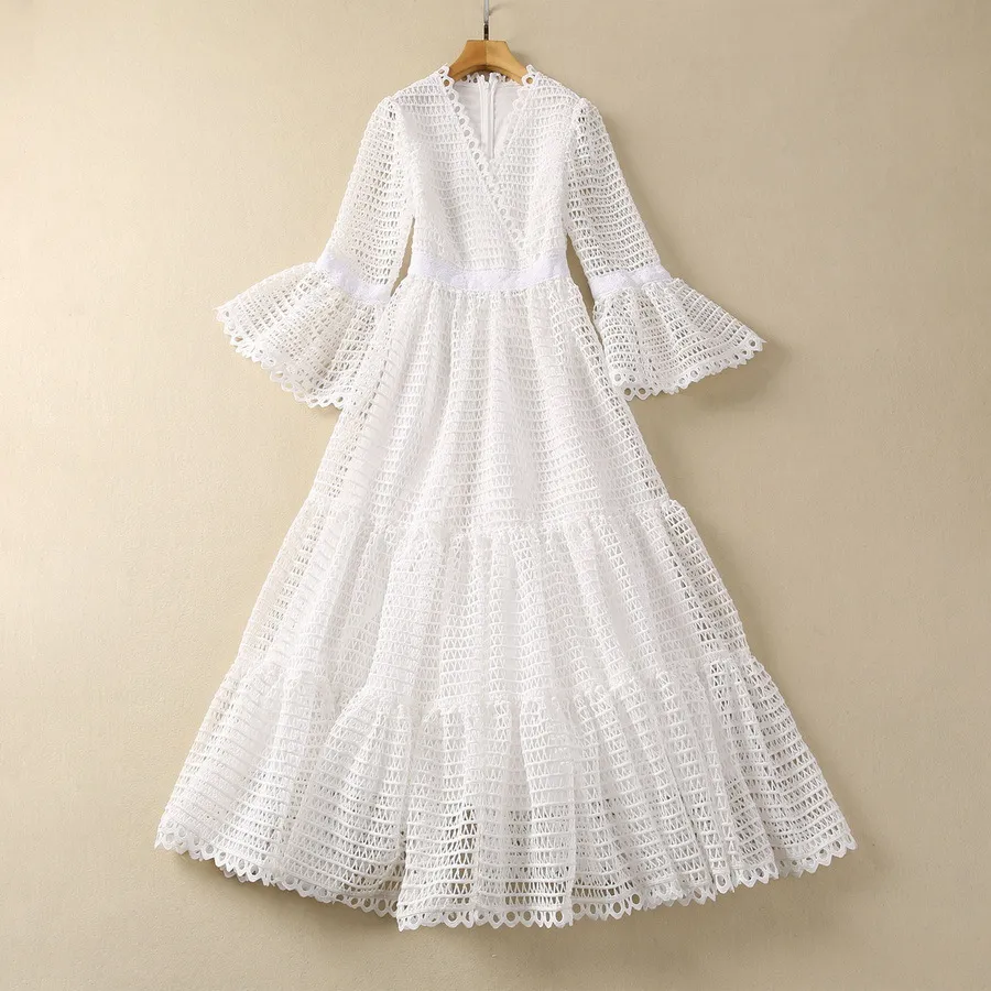 Europeiska och amerikanska kvinnokläder 2024 Spring New V-Neck Horn Sleeve Nine Minute Sleeve White Hollow Fashion Pleated Dress