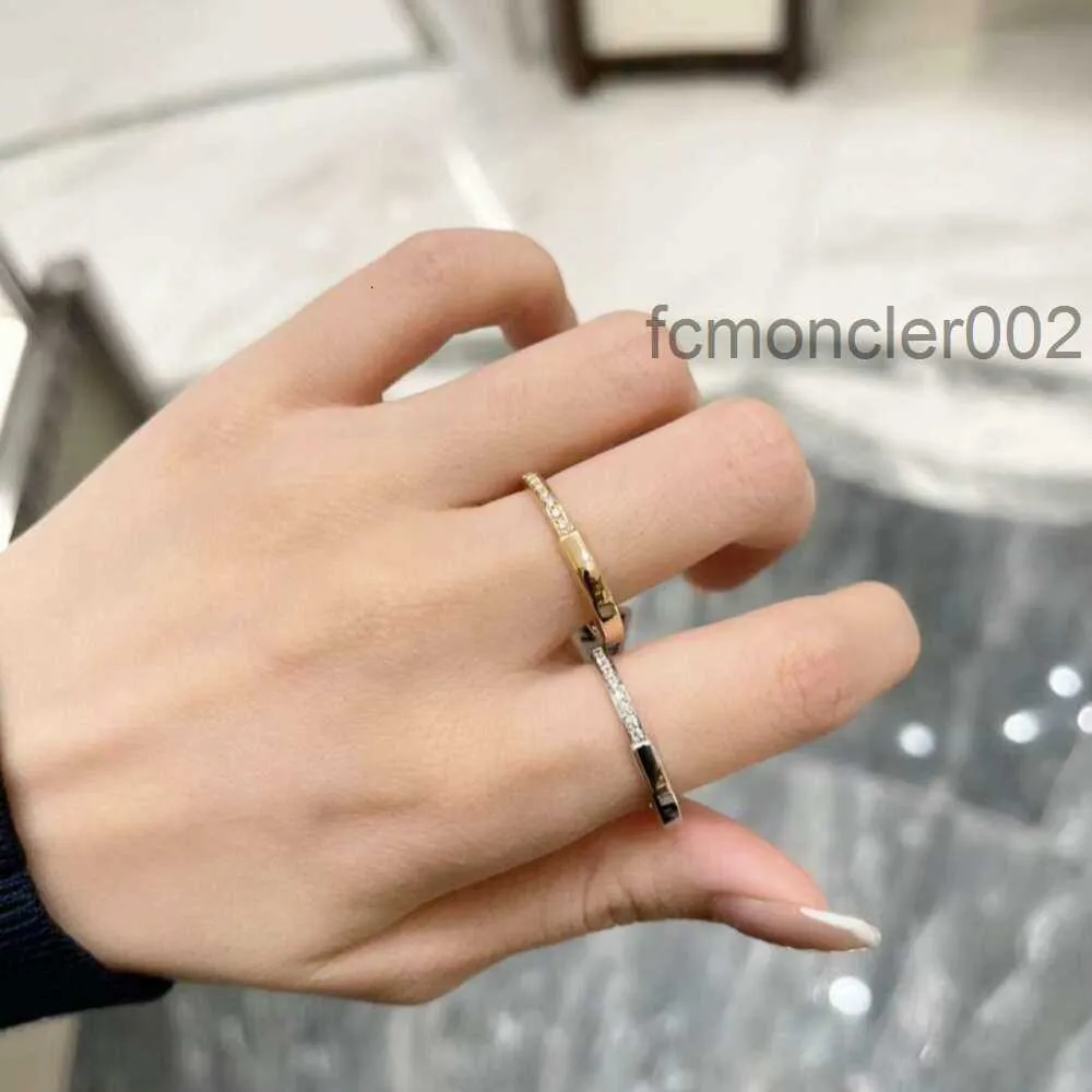 Rings Jewelry V-gold U-shaped Lock Color Separation Ring Women 18k Gold Half Diamond Patchwork Personalized Versatile Niche 1FL6