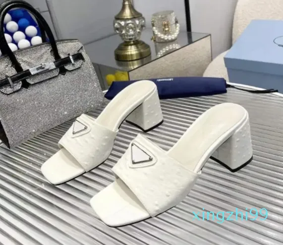 Pumpar populära monolit Muller Half Tow Sliders Italy Vacker vit gummikalfskinn design Summer Evening Dress grov häl sandal låda