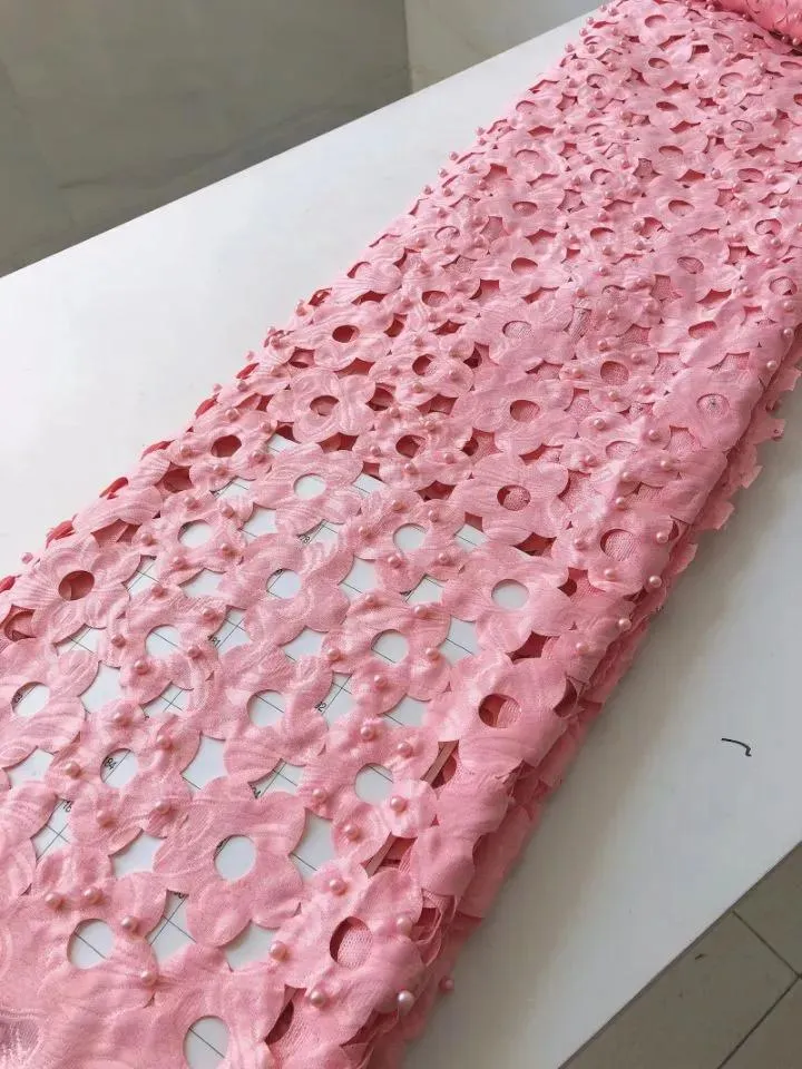 Tessuto 5 Yards/pc Splendido tessuto di cotone africano rosa con perline decorazione di pizzo svizzero in voile di maglia stile floreale per vestire QC35