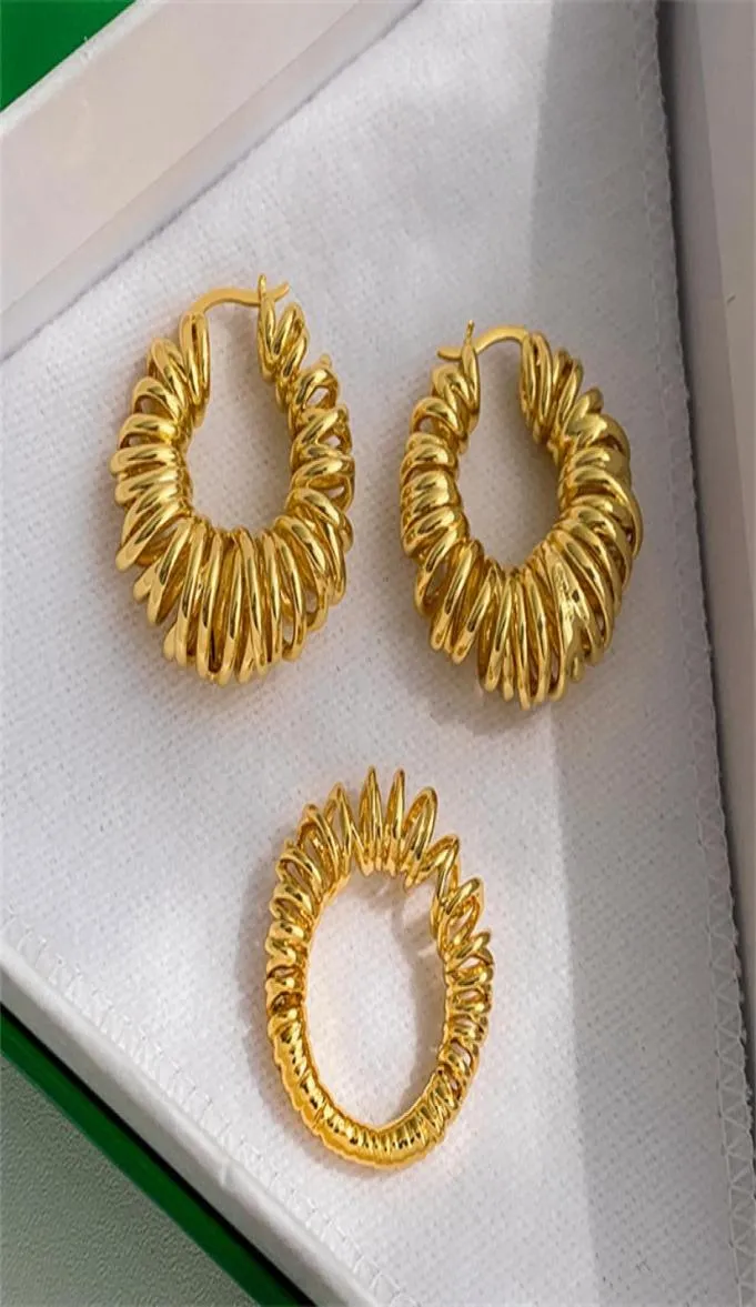 Europese en Amerikaanse lente Gold Earrings Stud Niche Design Hoogte Licht Luxe Mode Tide Brand Retro Wild Jewelry Gift9281317