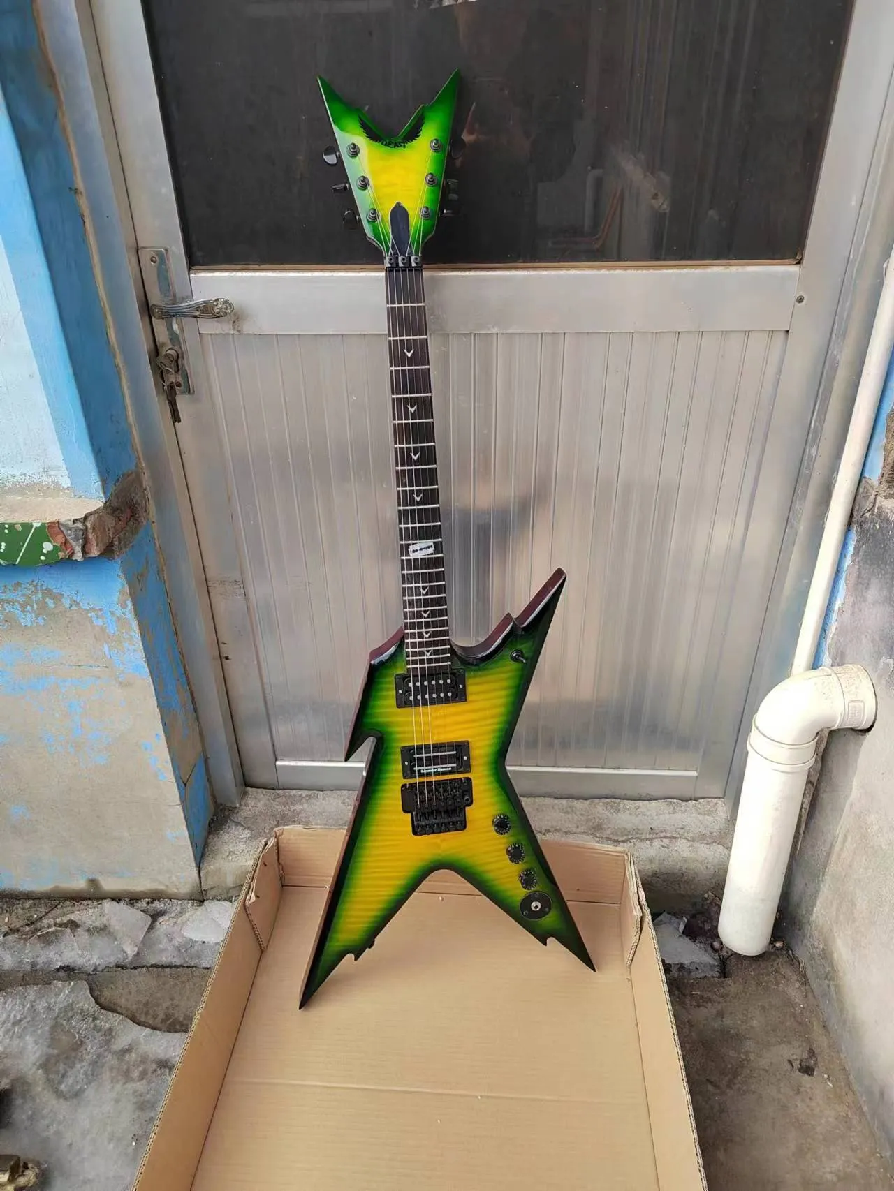 Ome Electric Guitar 6 Ciąg Gloss Green V Shape Tremolo Bridge