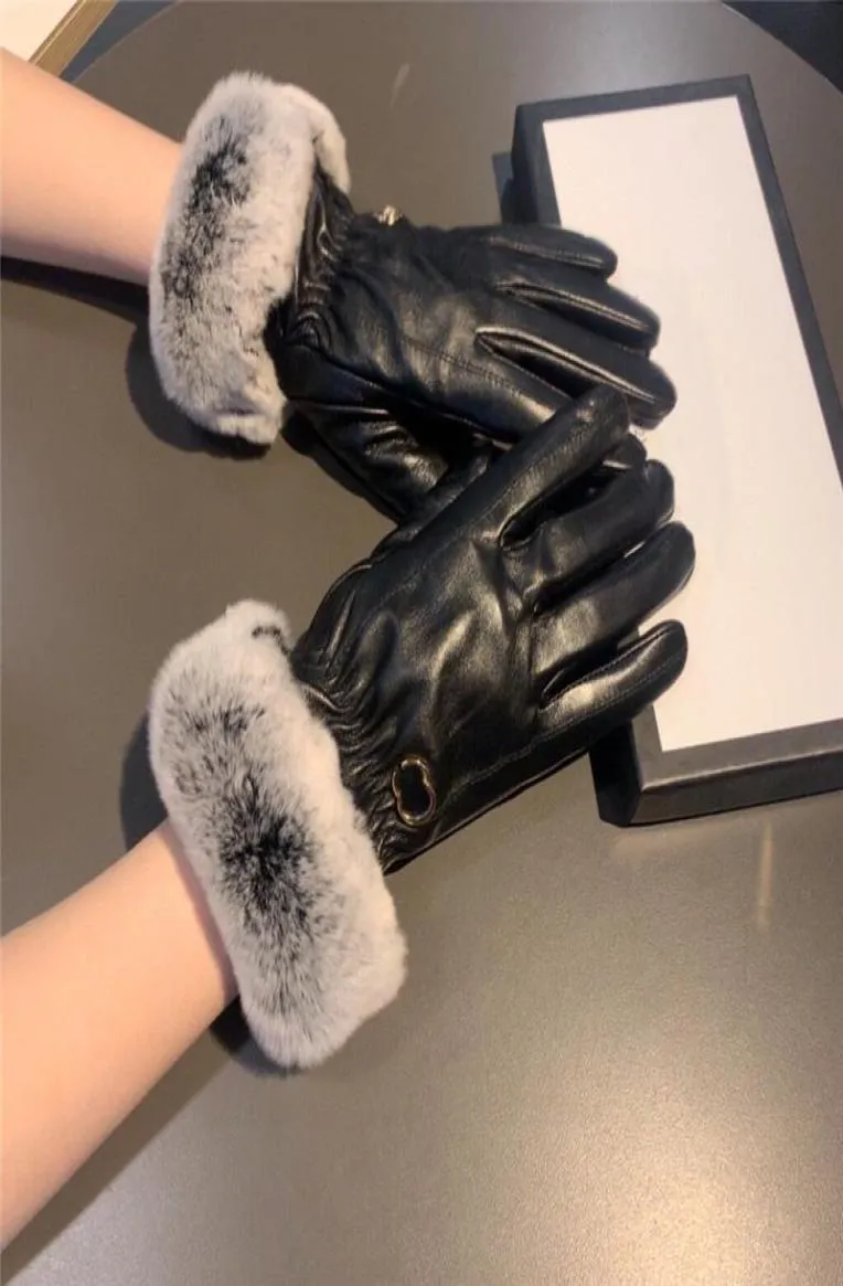 Luxury Rabbit Fur Heth Rękawiczki jesienne zimowe rękawiczki z aksamitnym w środku Women Touch Screen Rękawica podwójna litera metalowy symbol Mitt8923803