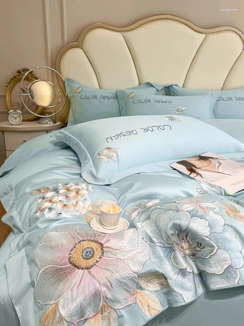 Set di biancheria da letto Abito in quattro pezzi di cotone di lusso Primavera ed estate Biancheria da letto con copripiumino da 2 m stampata obliqua super morbida.