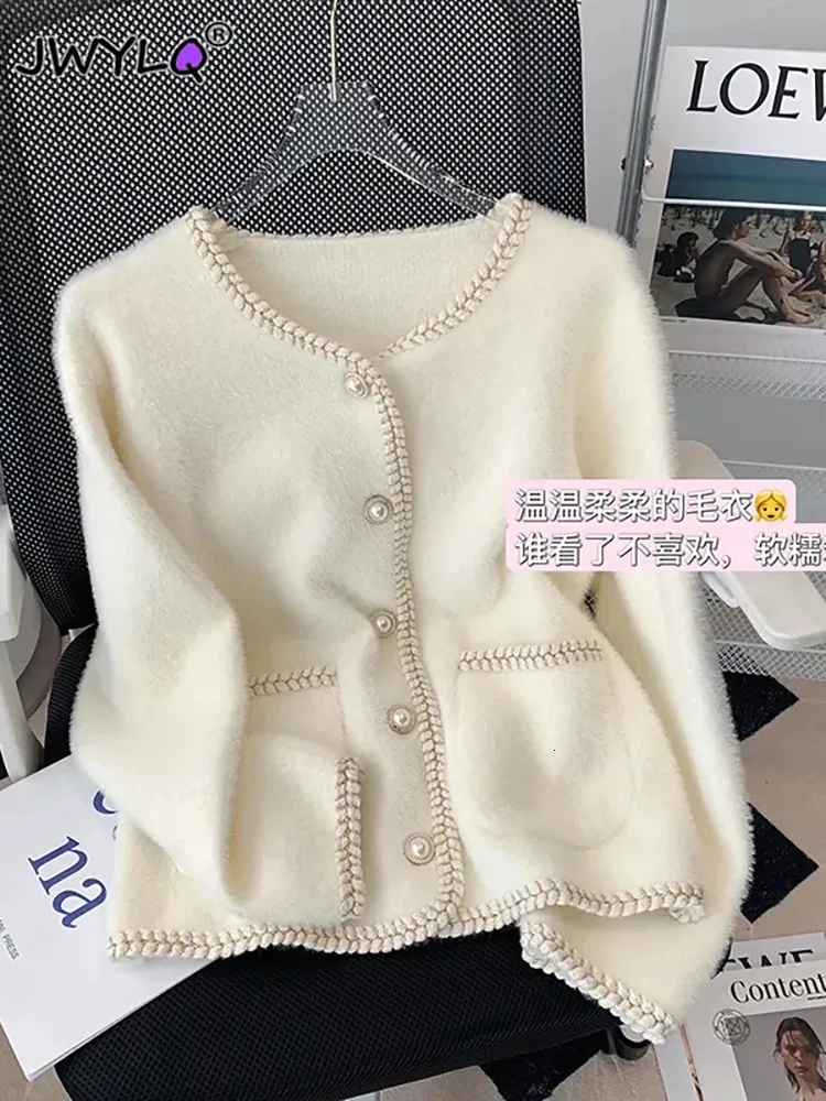 Eleganter Oneck-Einreiher mit Perlenknöpfen und Taschenstrickpullover, koreanische Mode, lockere Hit-Farbe, Nachahmung von Nerzsamt, 240103