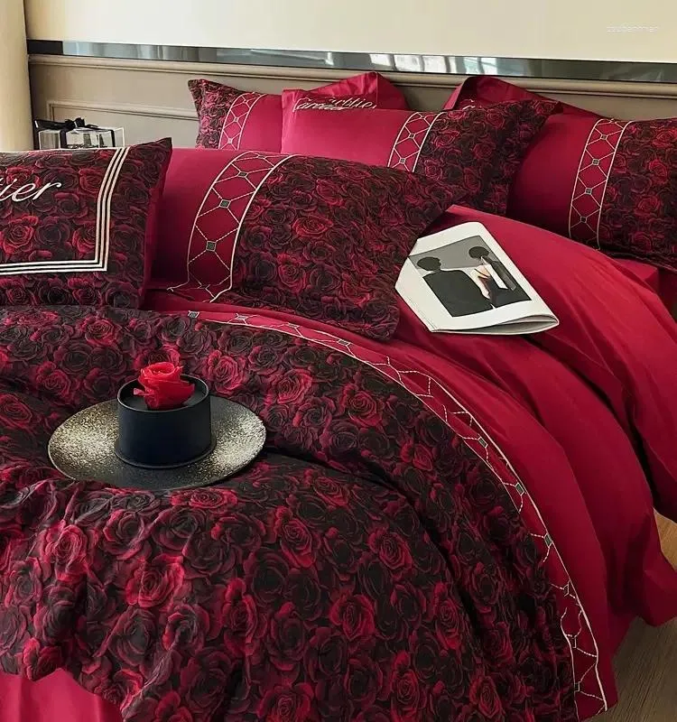 Set di biancheria da letto Set di quattro pezzi per matrimonio lungo in cotone Lenzuolo e forniture per trapunta rossa pura. Biancheria da letto