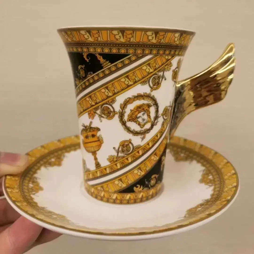 Set di tazze da caffè in ceramica Porcellana Tè Espresso Cucina Bicchieri Tavola di casa europea Decorazioni per feste Regalo di nozze di compleanno di lusso 240102