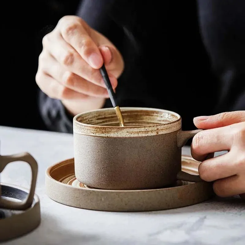 Conjunto de xícara de café de cerâmica retrô, copos de cerâmica artesanais criativos com prato, caneca de água para leite, café da manhã, utensílios de mesa para casa, atacado 240102