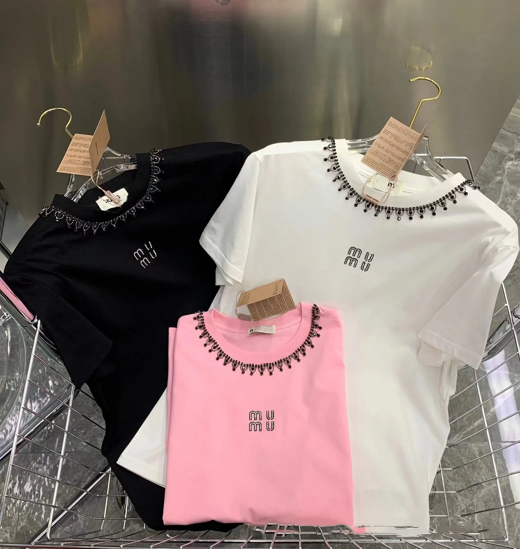 Miumiuss Summer Tshirt för kvinnor klädbrev broderi pärlor o-hals kortärmad t-shirt femme lös casual crop top 100% bomull tee