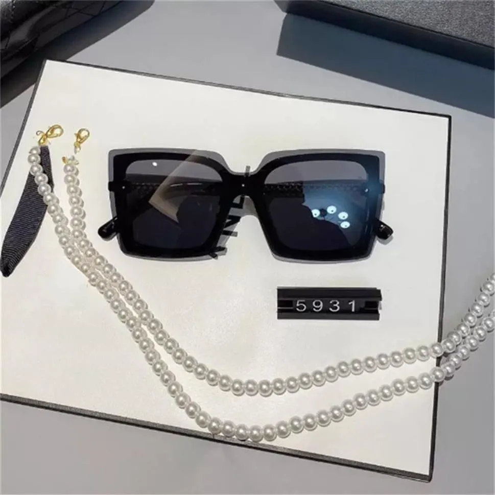 Summer High Quality Famous Solglasögon överdimensionerade Flat Top Ladies Sun Glasses Chain Women Square Frames Fashion Designer med Packag3044