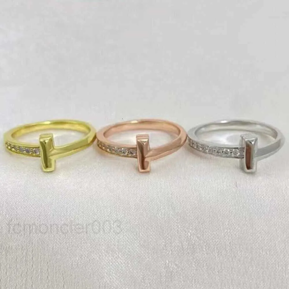 Anéis de banda Luxurys Designers Homens e Mulheres Versão Ampla Sterling Silver 18k Gold Set com Diamantes Casal Dia dos Namorados Presente Roh2 2ZN3